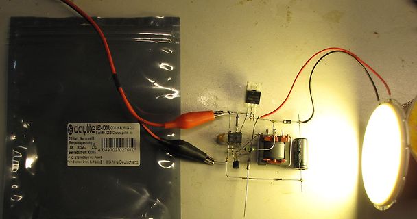 Freie Verdrahtung eines LED-Treibers mit leuchtender LED
