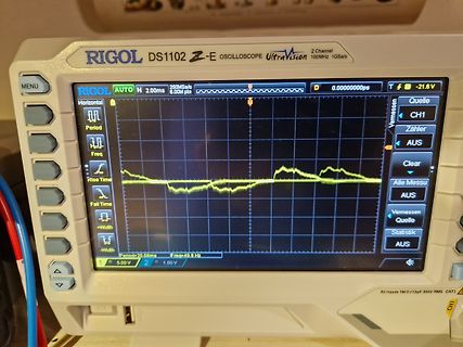 Abfotografiertes Rigol DS1102Z-E Oszilloskop mit Wellenform