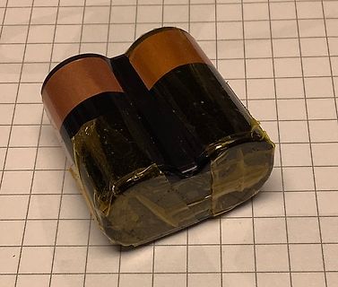 Zwei mit Klebeband zusammengeklebte Batterien