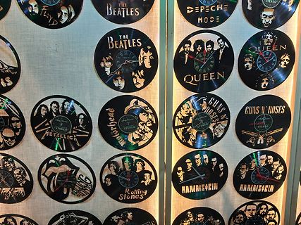 Wanddekoration aus Schallplatten-Uhren mit Bandlogos