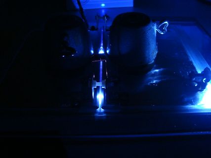 Elektronischer Aufbau mit blauer Beleuchtung