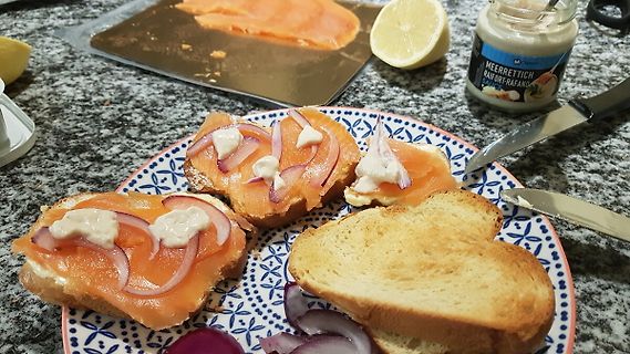 Lachs auf Toast mit Zwiebeln und Zitrone