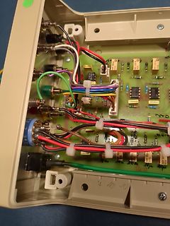 Innenansicht eines geöffneten elektronischen Geräts mit Leiterplatte