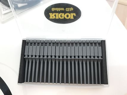 Set mit grauen Kunststoff-Adaptersteckern in einer Box