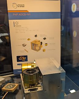 Präsentation eines PnP ADCS-N1 Satellitenkomponenten-Moduls