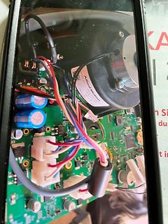 Foto einer geöffneten Elektronikplatine mit Kabeln und Elektrolytkondensatoren
