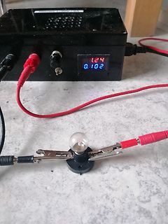 Labornetzteil mit angeschlossener Glühbirne