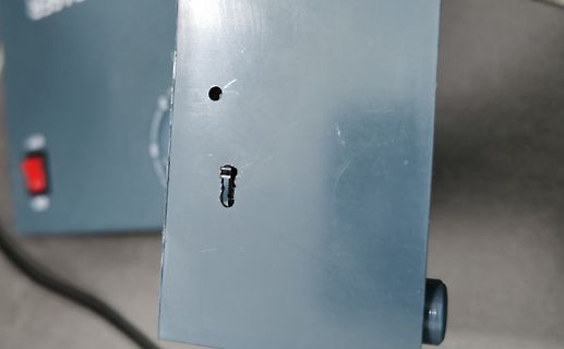 Gehäuse eines elektronischen Geräts mit Schalter und Bohrungen