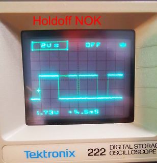 Abfotografiertes Tektronix Oszilloskop mit Rechtecksignal