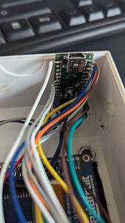 Verdrahtung zwischen zwei Mikrocontroller-Platinen in Gehäuse