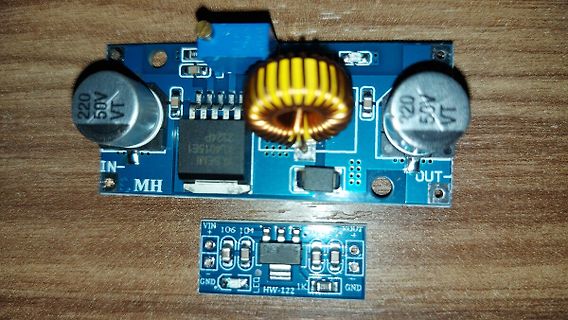 Zwei blaue Leiterplatten mit elektronischen Bauteilen