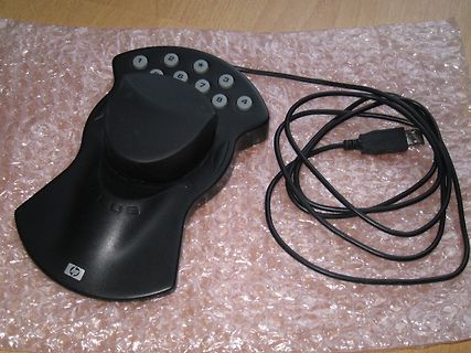HP Joystick mit USB-Kabel auf Luftpolsterfolie