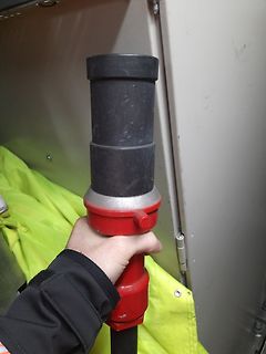 Person hält schwarzen und roten Schlauchanschluss