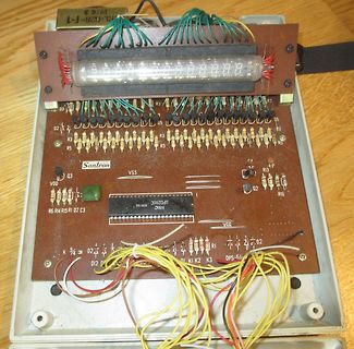 Geöffnete Platine mit 7-Segment-Anzeige und Verkabelung
