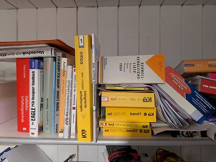 Bücherregal mit Elektronik Fachliteratur