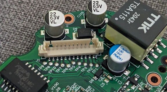 Nahaufnahme einer bestückten Leiterplatte mit Elektrolytkondensatoren