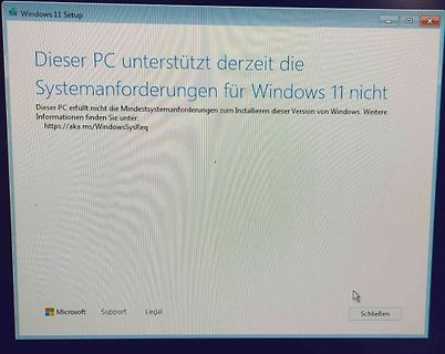 Abfotografierter Bildschirm mit Windows 11 Systemanforderungen Fehlermeldung