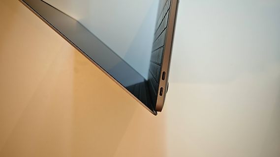 Seitenansicht eines Laptops mit USB-Anschluss