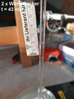 Maßstab neben einem Glasrohr