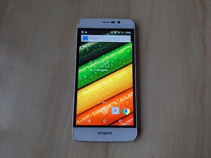 Weißes Smartphone auf Holzuntergrund