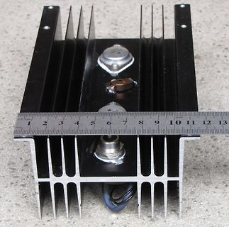 Kühlkörper mit Bauteilen und Lineal