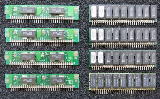 Mehrere Reihen von DIP-Speicherchips auf Leiterplatten
