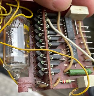 Nahaufnahme einer Leiterplatte mit Vakuumröhre und ICs