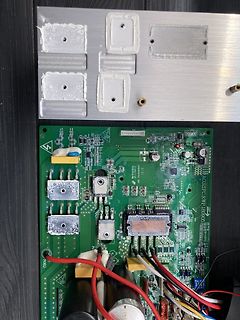 Leiterplatte mit Aluminium-Kühlkörpern und Verkabelung