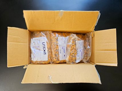 Offener Karton mit verpackten Elektronikkomponenten