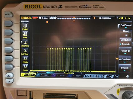 Abfotografiertes Rigol MSO1074Z Oszilloskop mit Signalverlauf