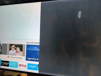 Abfotografierter Fernsehbildschirm mit Streaming-Menü
