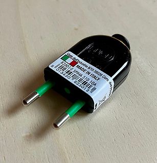 Italienischer Netzstecker mit Typenschild