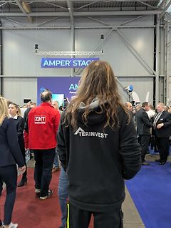 Personen auf einer Messe