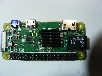 Raspberry Pi mit Kühlkörper und MicroSD-Karte