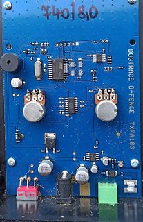 Foto einer blauen Leiterplatte mit elektronischen Bauteilen