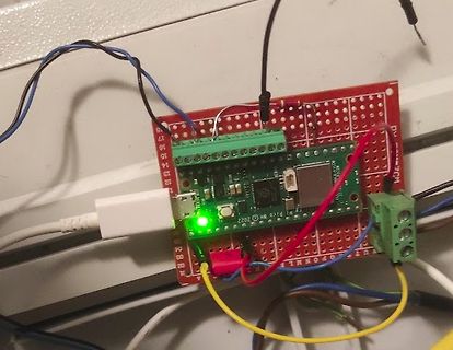 Aufbau mit Mikrocontroller-Board auf Lochrasterplatine
