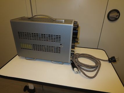 Labornetzteil auf Tisch