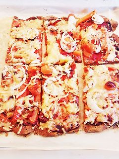 Pizza auf Backpapier