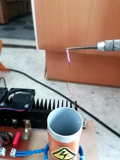 Elektrischer Lichtbogen zwischen Sonde und Spule