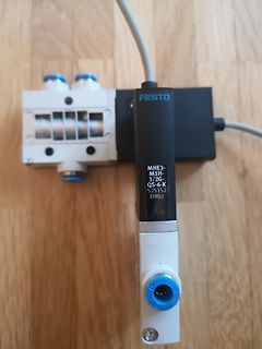 Festo Pneumatikventil und Sensor