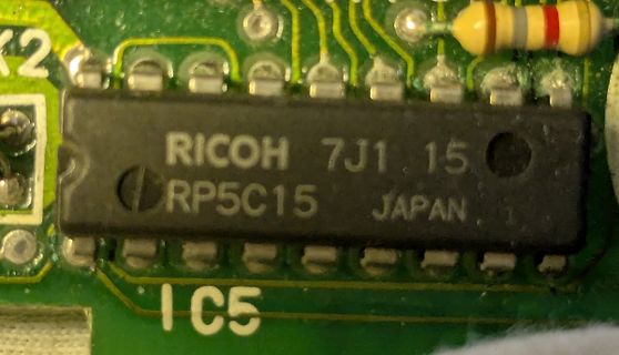 Nahaufnahme eines Ricoh RP5C15 integrierten Schaltkreises auf Leiterplatte