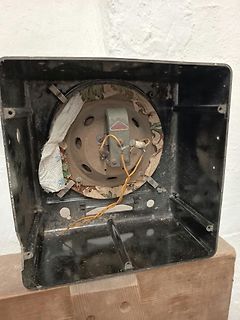 Innenansicht eines Gehäuses mit Bauteil und Kabeln