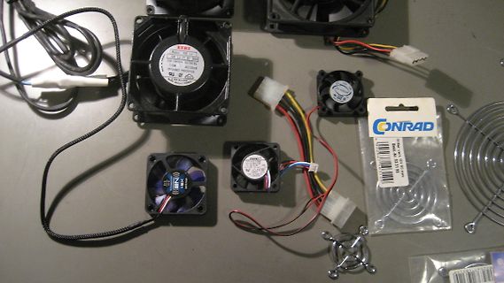 Verschiedene PC-Lüfter und Zubehör auf Tisch