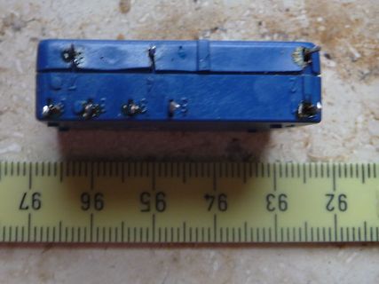 Blaues Bauteil mit Lineal