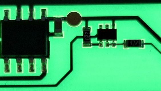 Makroaufnahme einer Leiterplatte mit SMD-Bauteilen