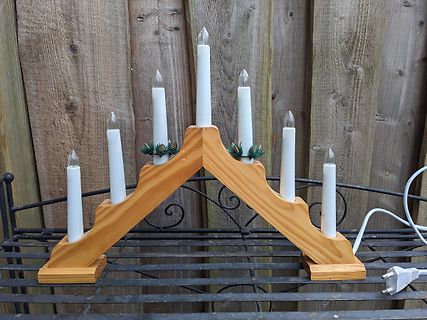 Holz-Kerzenständer mit elektrischen Kerzen