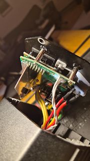 Elektronikbauteile mit Kabeln und Leiterplatte