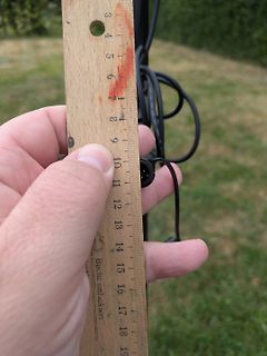 Holzlineal neben schwarzem Kabel