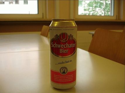 Dose Schwechater Bier auf Tisch