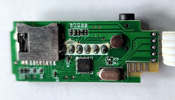 Grüne Leiterplatte mit elektronischen Bauteilen
